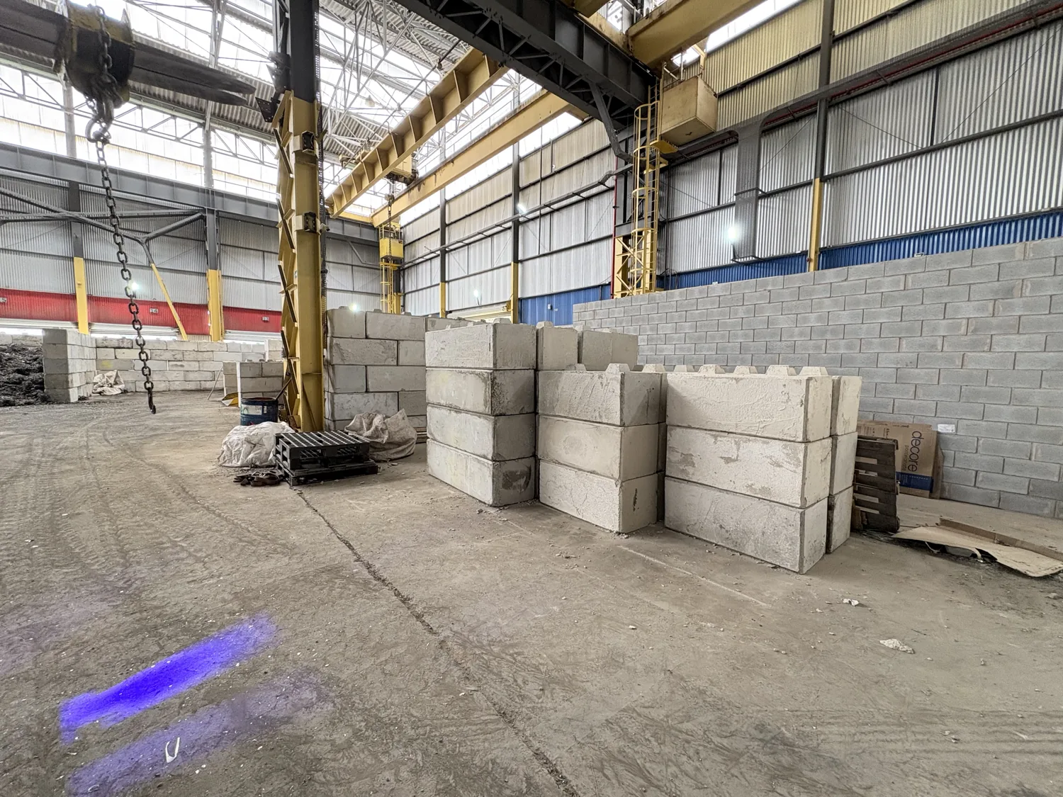 Blocos empilhados no galpão, prontos para divisórias e logística industrial
