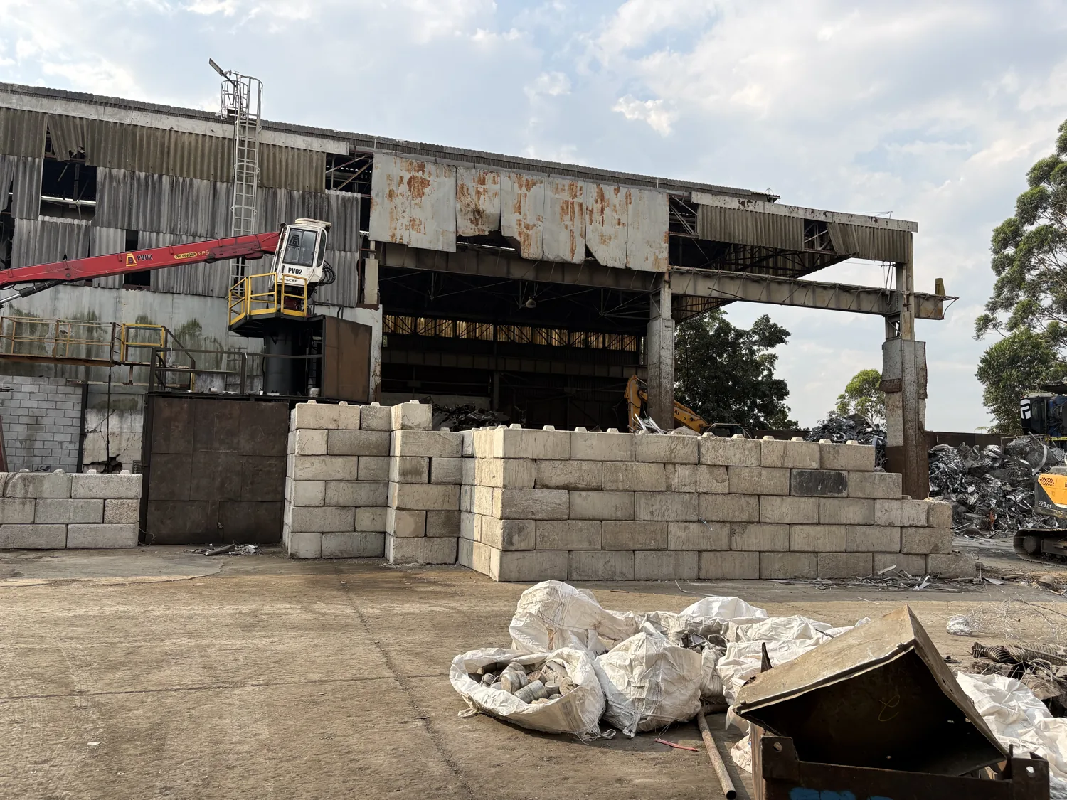 Blocos MegaBloko em pátio externo, ao ar livre, prontos para obra de infraestrutura