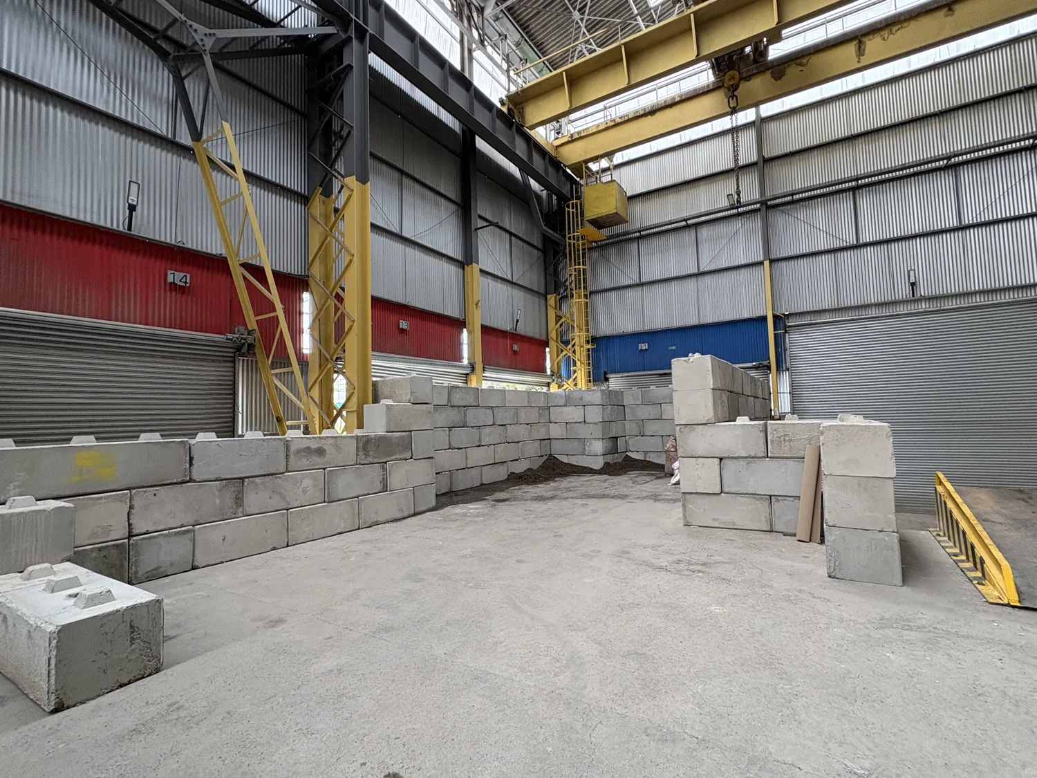Muro de contenção erguido com blocos de concreto modulares